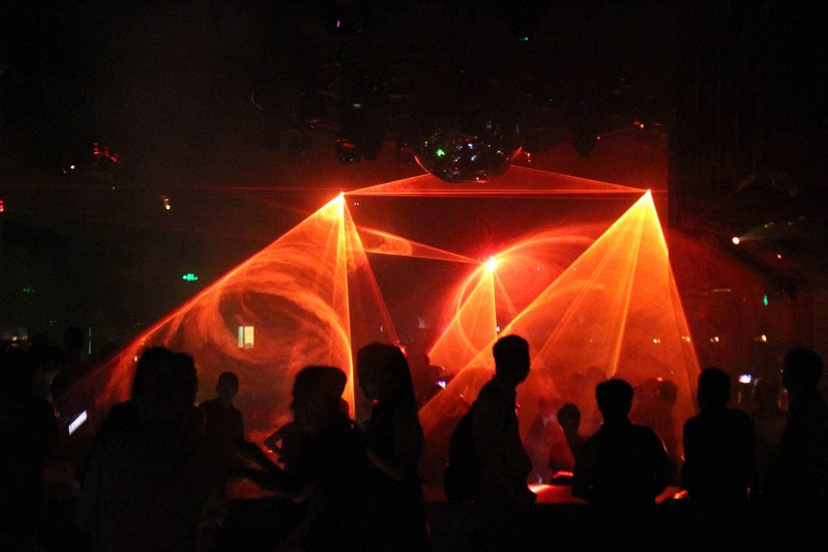 Лазерная установка купить в Казани для дискотек, вечеринок, дома, кафе, клуба